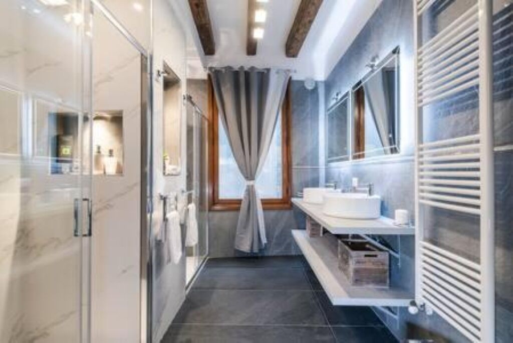 Hårtørrer, bidet, håndklæder, Sæbe