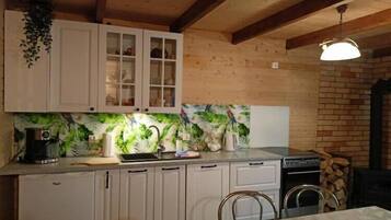 Jääkaappi, uuni, liesi, astianpesukone