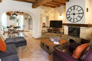 TV - Maison de village provençal 6 personnes (Vallabrègues)