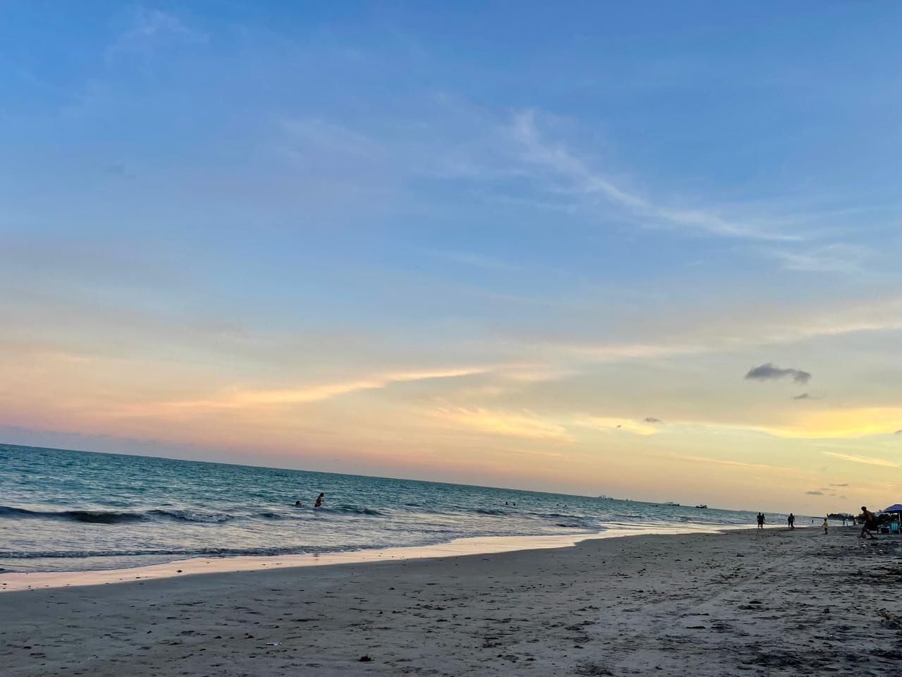 Perto da praia, espreguiçadeiras, toalhas de praia 