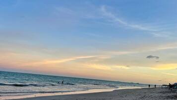 Perto da praia, espreguiçadeiras, toalhas de praia