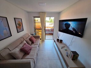 Een smart-tv en boeken