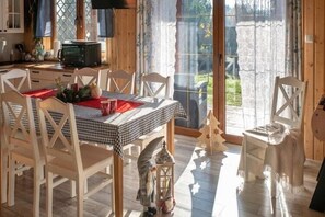 Dining - Holiday home with sauna, jacuzzi, private pond (Balachy)