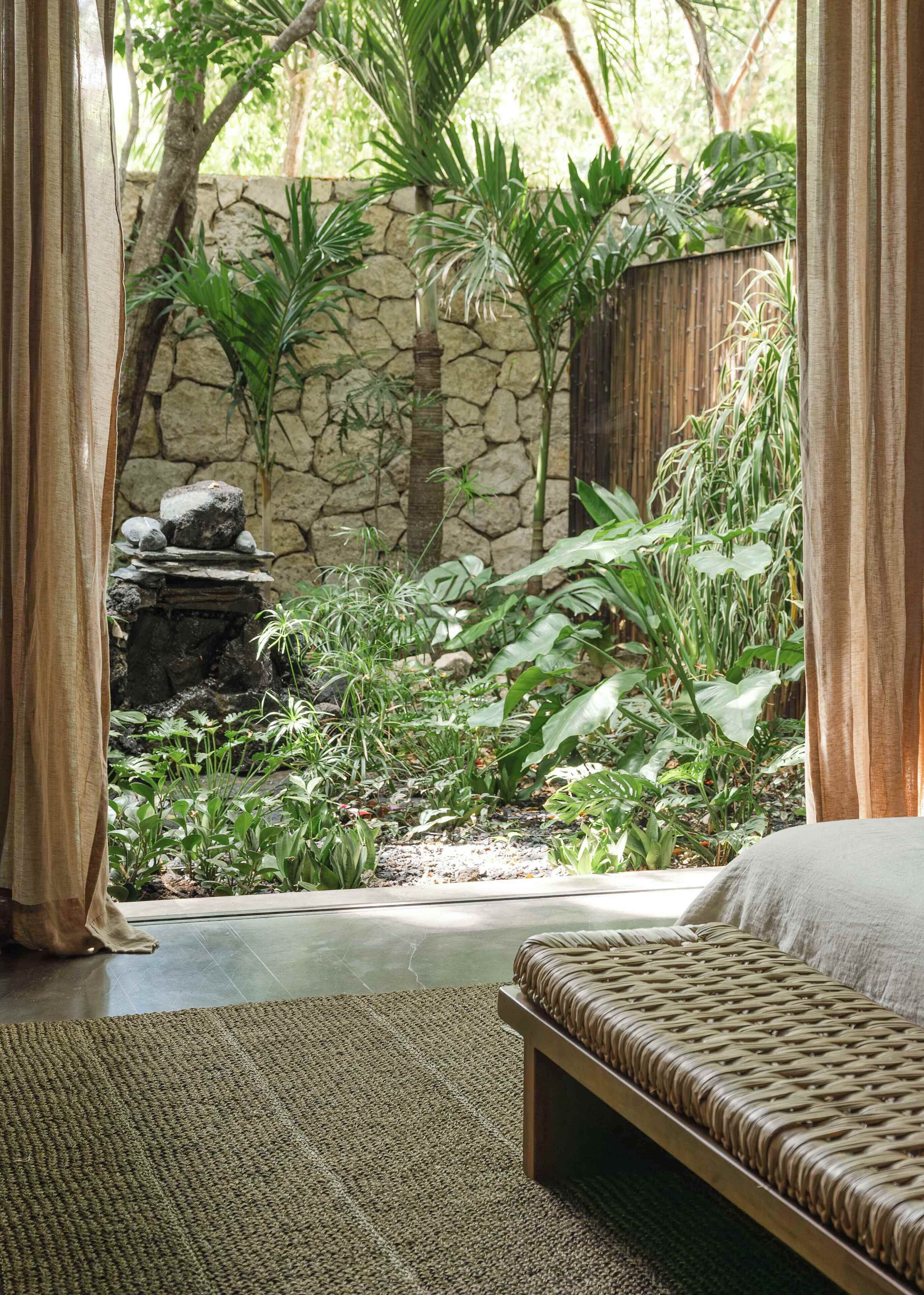 Een strijkplank/strijkijzer, wifi, beddengoed