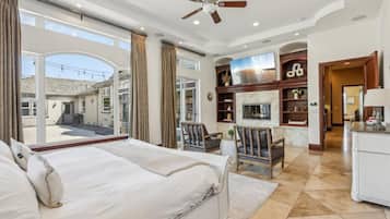 Tabla de planchar con plancha, wifi y ropa de cama