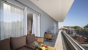 A balcony with a sofa, a table with fruit, and a view of the city. - Luxury Penthouse Pula (Pula)