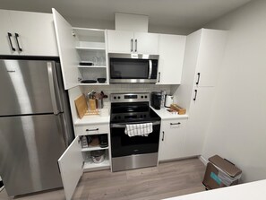 Private kitchen - BETA-SIGNATURE Air and B,20 Min from Edmonton International Airport. (Edmonton)