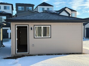 Exterior - BETA-SIGNATURE Air and B,20 Min from Edmonton International Airport. (Edmonton)
