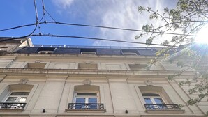Een gebouw met versierde балконы en gebogen ramen.