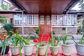 House | Meja sambut tetamu