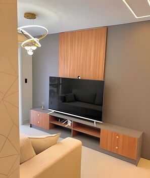 Apartemen Basic | Area keluarga | TV layar datar