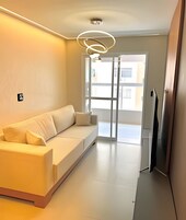 Apartamento básico | Área de estar | TV de tela plana