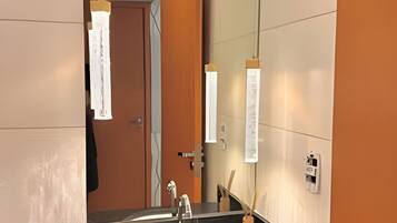 Basic Apartment | Bathroom