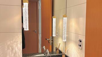 Classic Apartment, 2 Bedrooms, Air conditioning | Bathroom