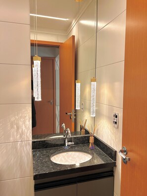 Classic Apartment, 2 Bedrooms, Air conditioning | Bathroom - Apto Novo - Conforto a 5 min da Prai (Praia Grande)