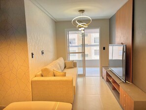 Living area - Apto Novo - Conforto a 5 min da Prai (Praia Grande)