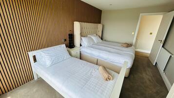 6 bedrooms, iron/ironing board, travel crib, WiFi (free)