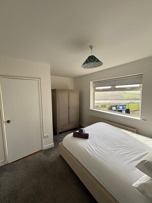6 bedrooms, iron/ironing board, travel cot, free WiFi - The Waterfront House 9 minutes drive to Kinsale, sleeps 16 (Cork)