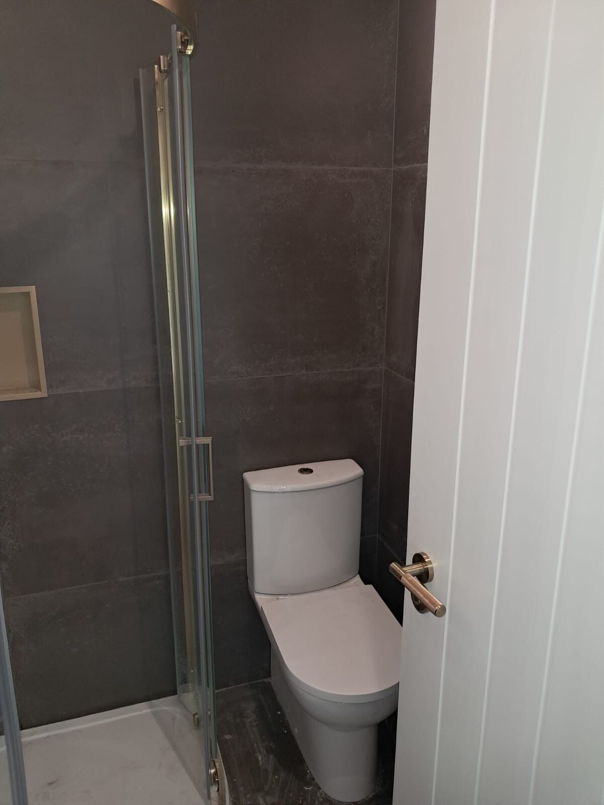 Douche, sèche-cheveux, serviettes fournies, papier toilette