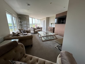 Smart TV, ping pong - The Waterfront House 9 minutes drive to Kinsale,6 bedrooms , sleeps 18 guests  (Cork)
