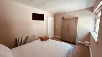 6 habitaciones, tabla de planchar con plancha y cuna de viaje