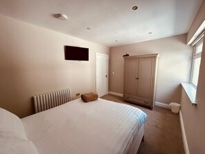 6 bedrooms, iron/ironing board, travel cot, free WiFi - The Waterfront House 9 minutes drive to Kinsale,6 bedrooms , sleeps 19 guests. (Cork)