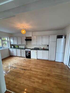 Fridge, microwave, oven, stovetop - The Waterfront House 9 minutes drive to Kinsale, sleeps 16 (Cork)