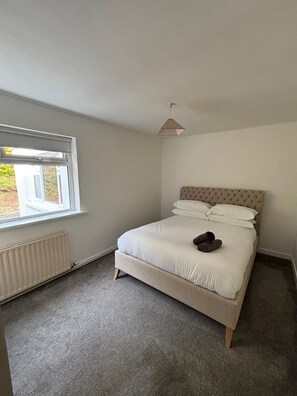 6 dormitorios, tabla de planchar con plancha, cuna de viaje