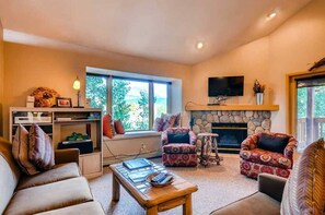 Living area - Discount~SKI-IN/OUT~Tyra Chalet~3 Bed+Loft~3 Bath! (Breckenridge)