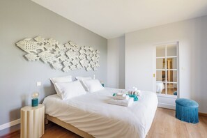 Tabla de planchar con plancha, wifi y ropa de cama 