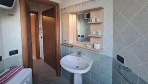 Shower, hair dryer, bidet - Lights on the Sea (Alghero)