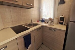 Fridge, oven, stovetop, cookware/dishes/utensils - Lights on the Sea (Alghero)