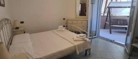 Iron/ironing board, free WiFi, bed sheets