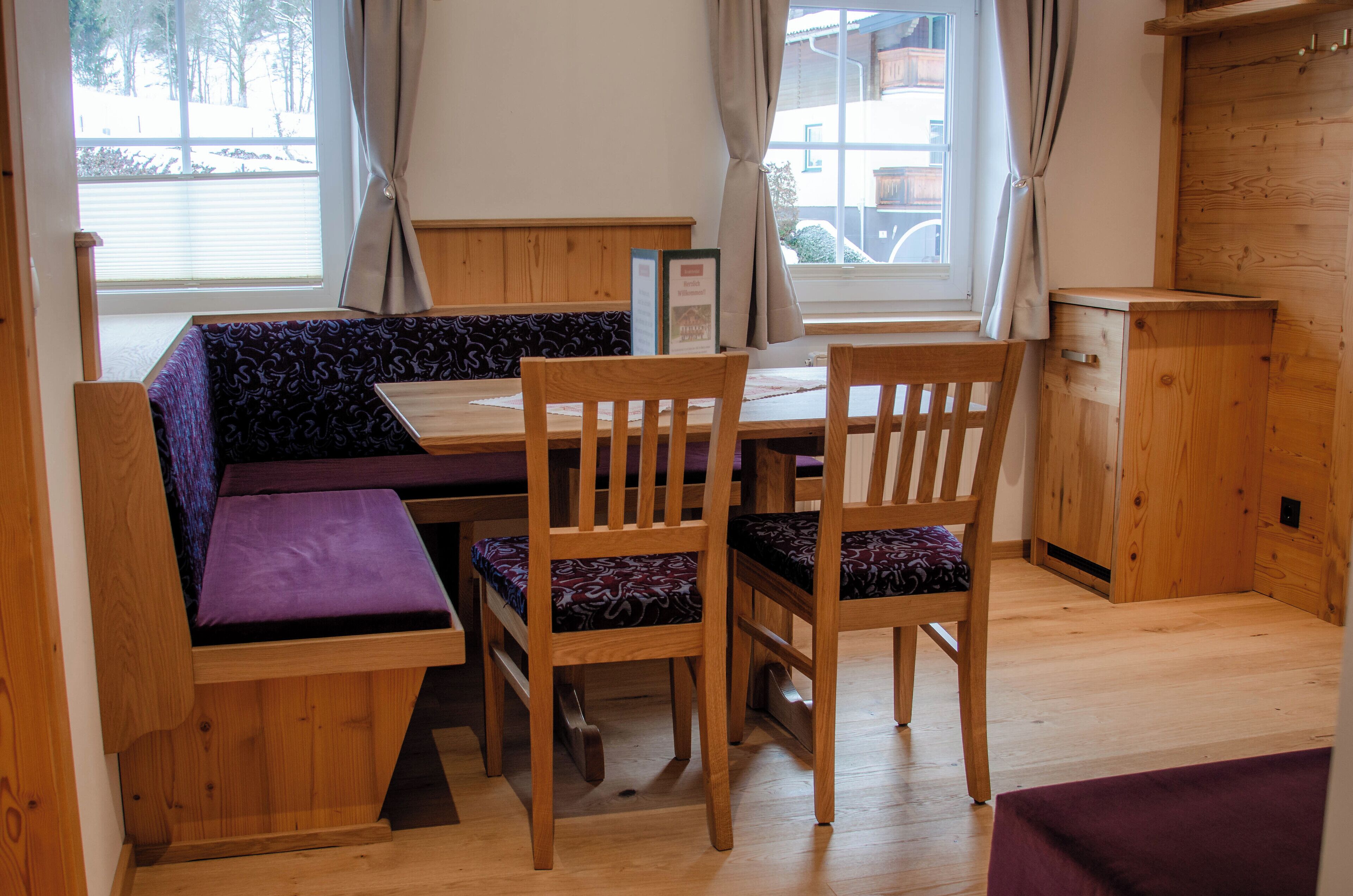 Familienapartment, 2 Schlafzimmer, Balkon, Bergblick | Essbereich im Zimmer