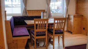 Familienapartment, 2 Schlafzimmer, Balkon, Bergblick | Essbereich im Zimmer