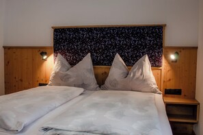 Apartamento familiar, 2 habitaciones, balcón, vistas a la montaña | Wifi gratis y ropa de cama