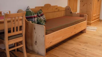 Comfort Room, Pets allowed, Mountain View | Free WiFi, bed sheets