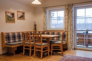 Comfort-Apartment, 2 Schlafzimmer, Balkon, Bergblick | Wohnbereich