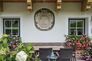 Outdoor dining - Bauernhof Krahlehen - B&B - Apartments (Filzmoos)