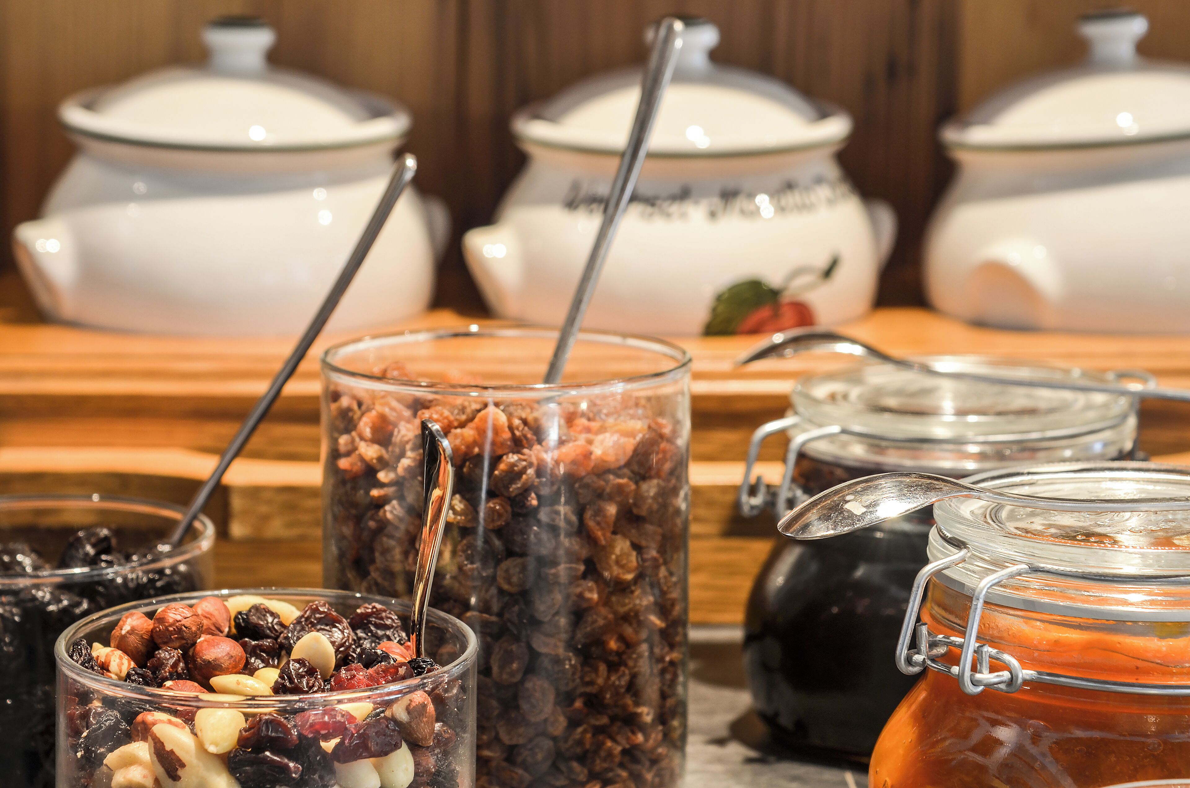 Ein reichhaltiges Buffet mit verschiedenen Speisen und Behältern.