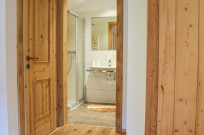 Apartamento clásico, 1 habitación, balcón, vistas a la montaña | Baño | Ducha, secador de pelo, toallas y papel higiénico