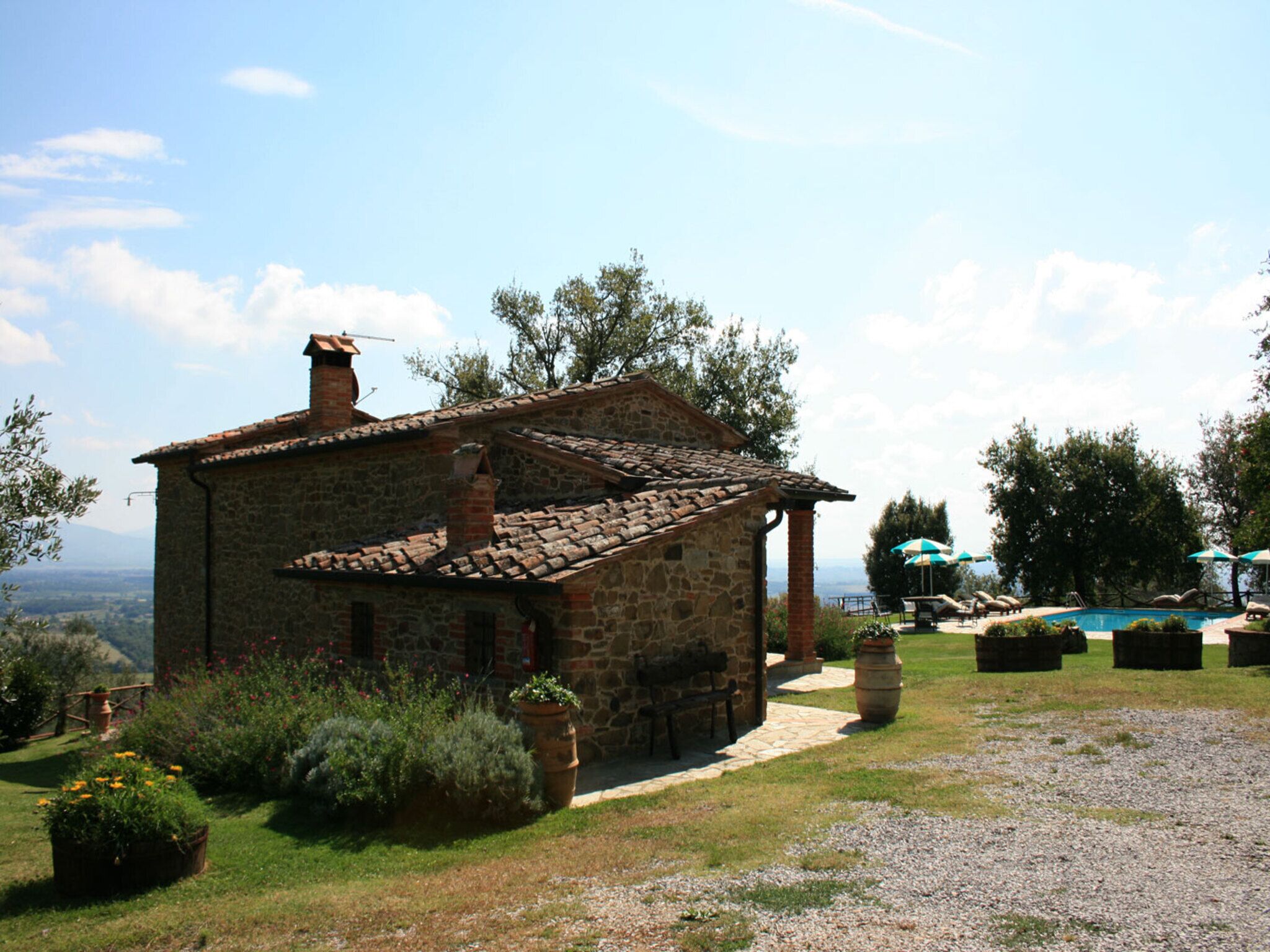 Vila, 3 quartos, piscina particular, vista para o jardim | Fachada