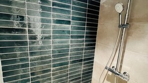 A bathroom with a shower, tiled walls, and a bathtub. - CITY LOFT VALENCE HYPER CENTER (Valence)