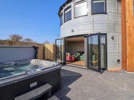 Cottage | Terrace/patio. The Corn Silo