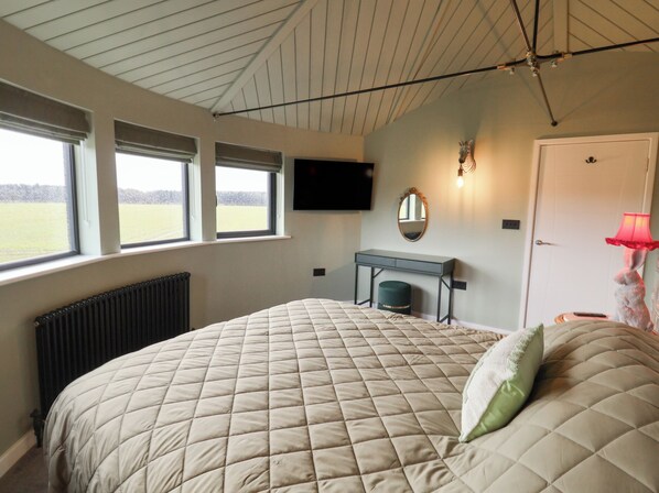 2 Schlafzimmer, individuell dekoriert, individuell eingerichtet