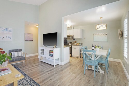 Peaceful 2-bedroom Cottage in Capitola, Steps to the Beach. Pet Friendly.