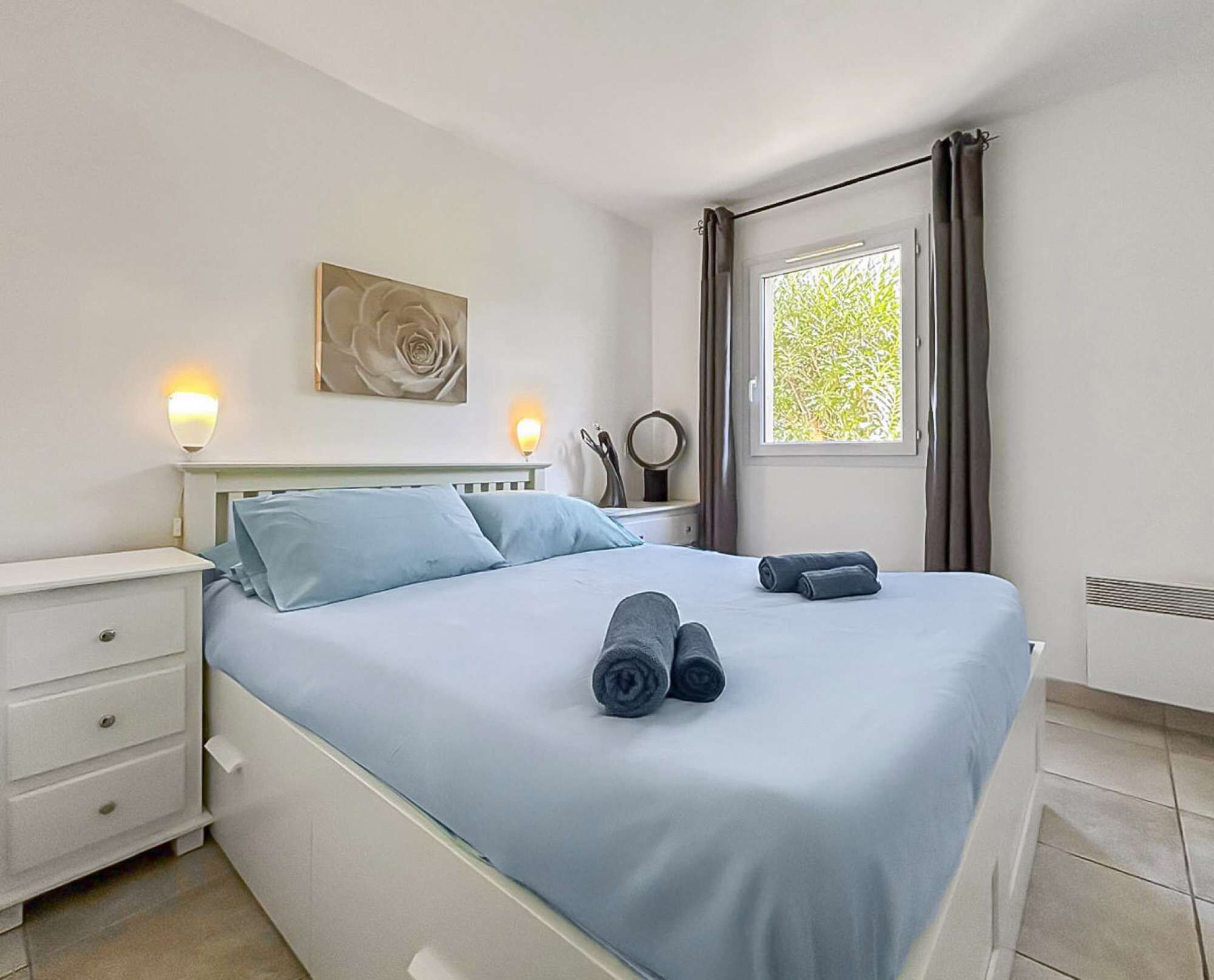 Strykjärn/strykbräda, resesäng, wi-fi och sängkläder