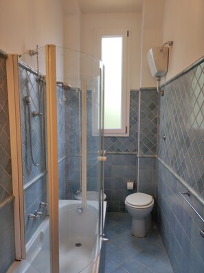Shower, hair dryer, bidet, towels - The Florence Nest (Firenze)