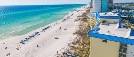 En la playa y camastros