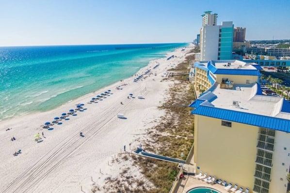 En la playa y camastros